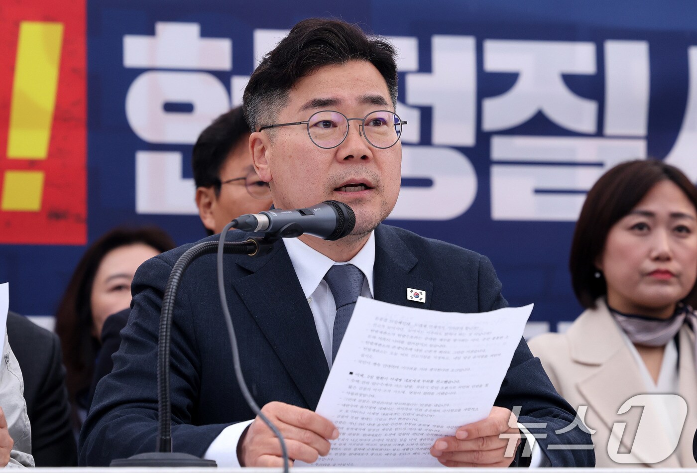 박찬대 더불어민주당 원내대표가 27일 서울 종로구 광화문 앞 민주당 천막당사에서 열린 정책조정회의에서 발언하고 있다. 2025.3.27/뉴스1 ⓒ News1 박지혜 기자