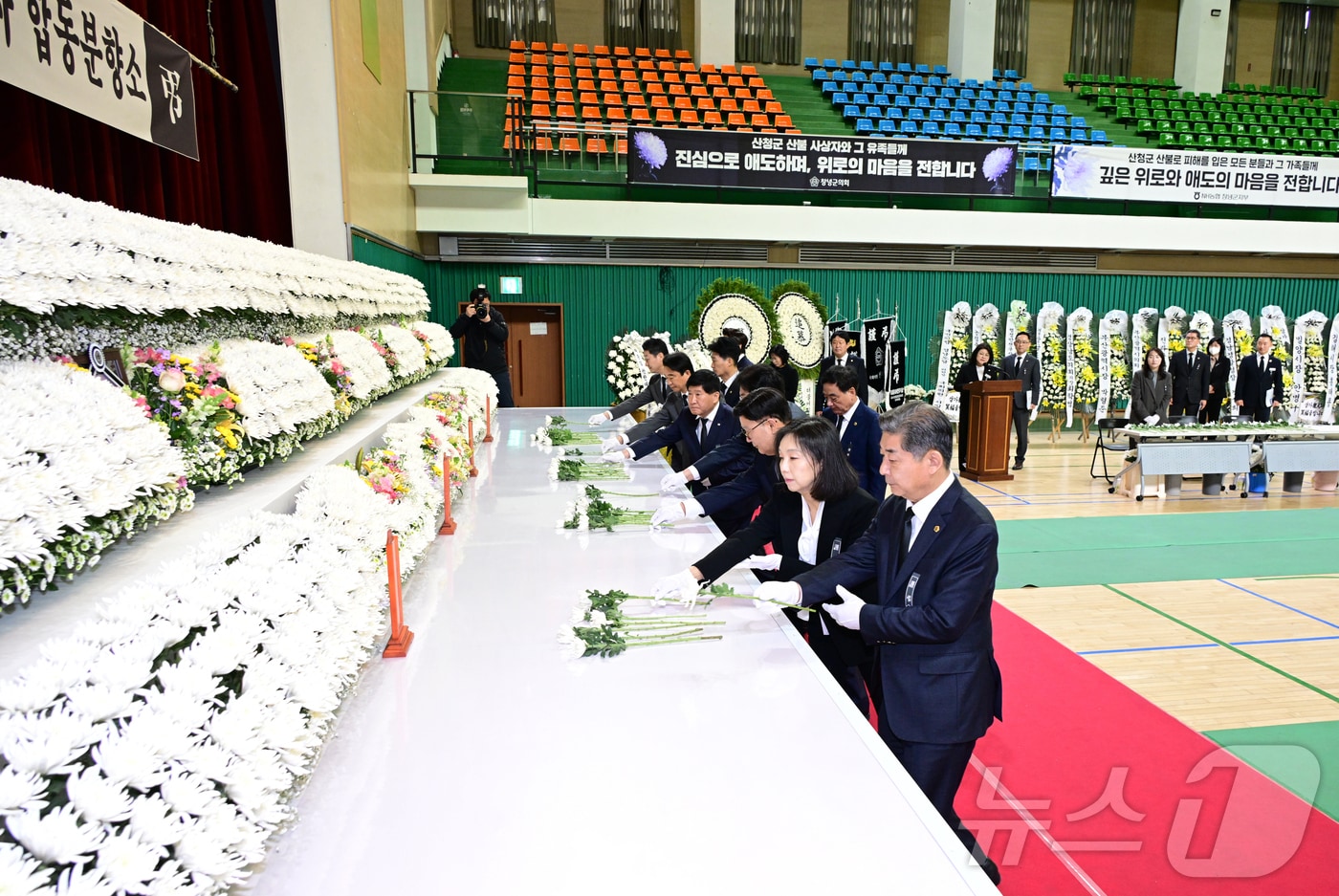 최호정 서울시의회 의장이 산청군 산불 진화대 사고 희생자 합동분향소를 찾아 조문하고 있다.(서울시의회 제공)