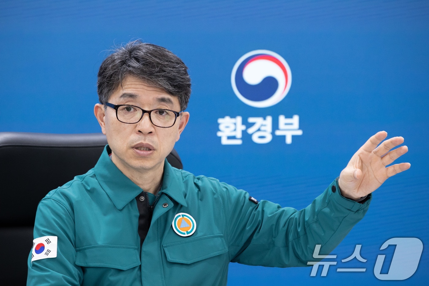 김완섭 환경부장관이 정부세종청사에서 열린 긴급 간부회의에서 지리산‧주왕산 국립공원, 환경기초시설 등의 산불 피해 및 대응 상황을 점검하고 총력 대응을 당부하고 있다. (환경부 제공. 재판매 및 DB 금지) 2025.3.27/뉴스1