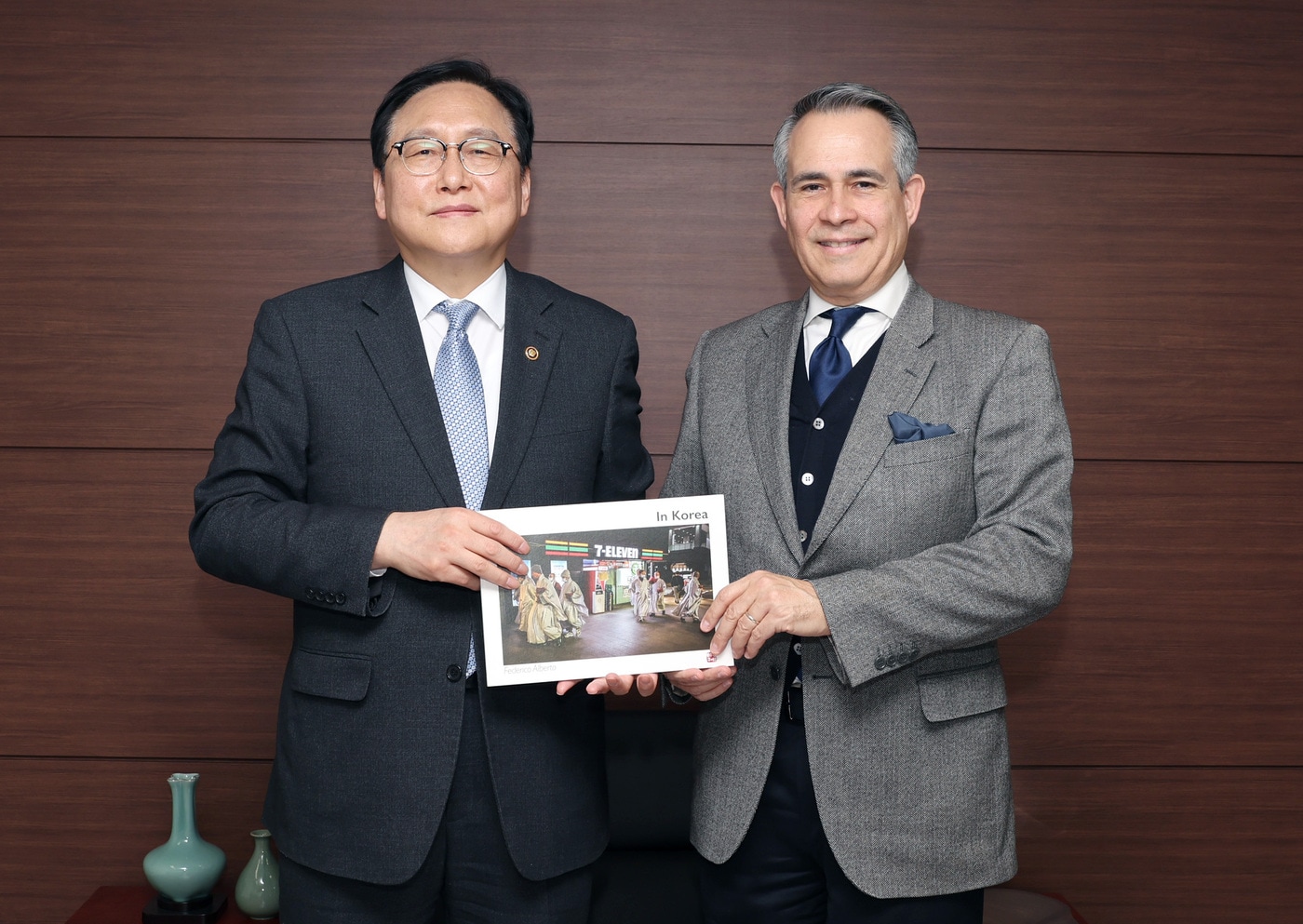 정인교 통상교섭본부장이 27일 서울 대한상공회의소 접견실에서 페데리코 쿠에요 주한도미니카공화국대사를 만나 통상 협력 논의를 했다. (산업통상자원부 제공) 2025.03.27 /뉴스1