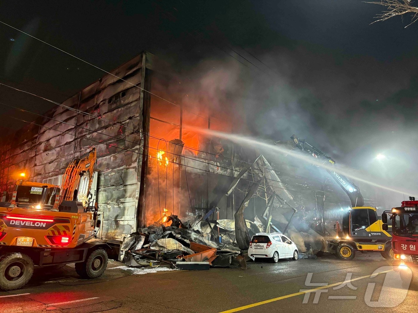 지난 26일 밤 발생한 강원 속초 대포농공단지 제조업체 화재현장.(강원도소방본부 제공, 재판매 및 DB 금지) 2025.3.27/뉴스1