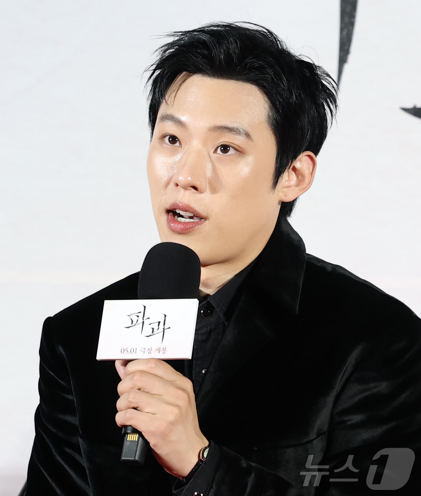 배우 김성철이 27일 오전 서울 광진구 자양동 롯데시네마 건대입구점에서 열린 영화 &#39;파과&#39; 제작보고회에 참석해 취재진의 질문에 답하고 있다. ‘파과’는 바퀴벌레 같은 인간들을 처리하는 조직에서 40여 년간 활동한 레전드 킬러 ‘조각’&#40;이혜영 분&#41;과 평생 그를 쫓은 미스터리한 킬러 ‘투우’&#40;김성철 분&#41;의 강렬한 대결을 그린 액션 드라마다. 2025.3.27/뉴스1 ⓒ News1 권현진 기자