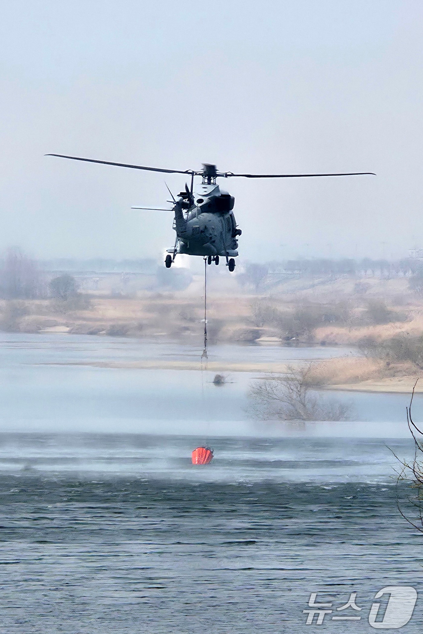 해병대 항공단 마린온 헬기가 27일 경북 의성군 산불 현장에 투입돼 진화작전을 펼치고 있다. 2025.3.27/뉴스1 ⓒ News1 최창호 기자