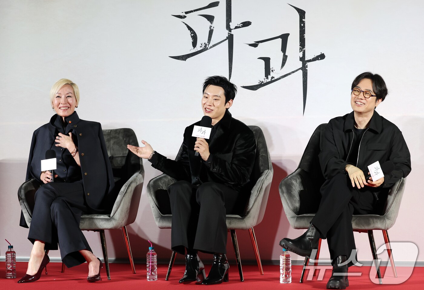 배우 이혜영&#40;왼쪽부터&#41;과 김성철, 민규동 감독이 27일 오전 서울 광진구 자양동 롯데시네마 건대입구점에서 열린 영화 &#39;파과&#39; 제작보고회에 참석해 환한 미소를 짓고 있다. ‘파과’는 바퀴벌레 같은 인간들을 처리하는 조직에서 40여 년간 활동한 레전드 킬러 ‘조각’&#40;이혜영 분&#41;과 평생 그를 쫓은 미스터리한 킬러 ‘투우’&#40;김성철 분&#41;의 강렬한 대결을 그린 액션 드라마다. 2025.3.27/뉴스1 ⓒ News1 권현진 기자