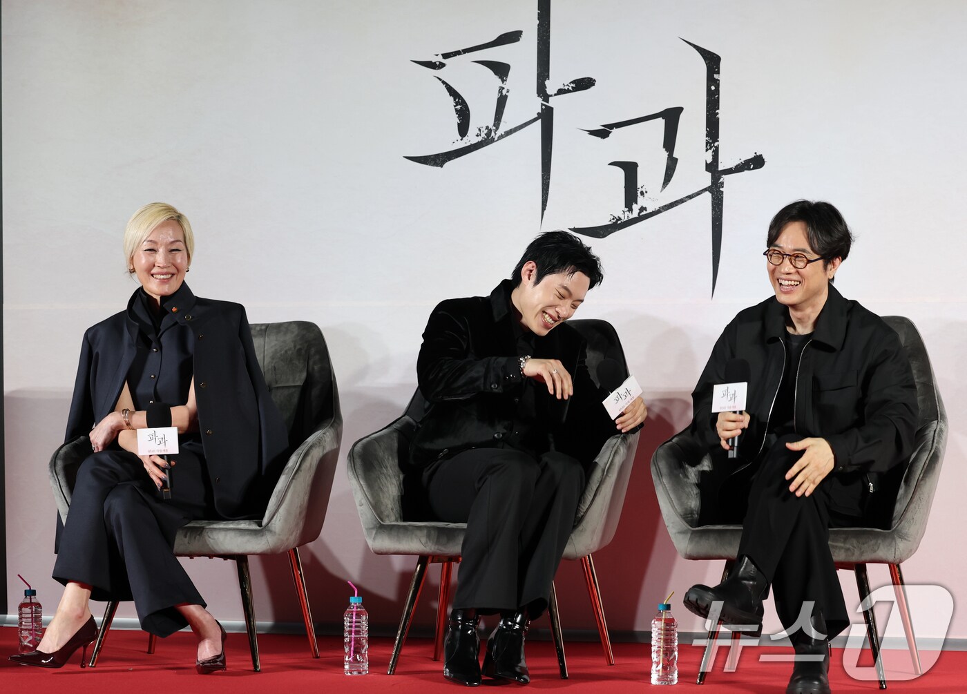배우 이혜영(왼쪽)이 27일 오전 서울 광진구 자양동 롯데시네마 건대입구점에서 열린 영화 '파과' 제작보고회에 참석해 봉준호 감독의 '미키17' 보다 재미있다고 이야기 한 뒤 미소를 짓고 있다. ‘파과’는 바퀴벌레 같은 인간들을 처리하는 조직에서 40여 년간 활동한 레전드 킬러 ‘조각’(이혜영 분)과 평생 그를 쫓은 미스터리한 킬러 ‘투우’(김성철 분)의 강렬한 대결을 그린 액션 드라마다. 2025.3.27/뉴스1 ⓒ News1 권현진 기자