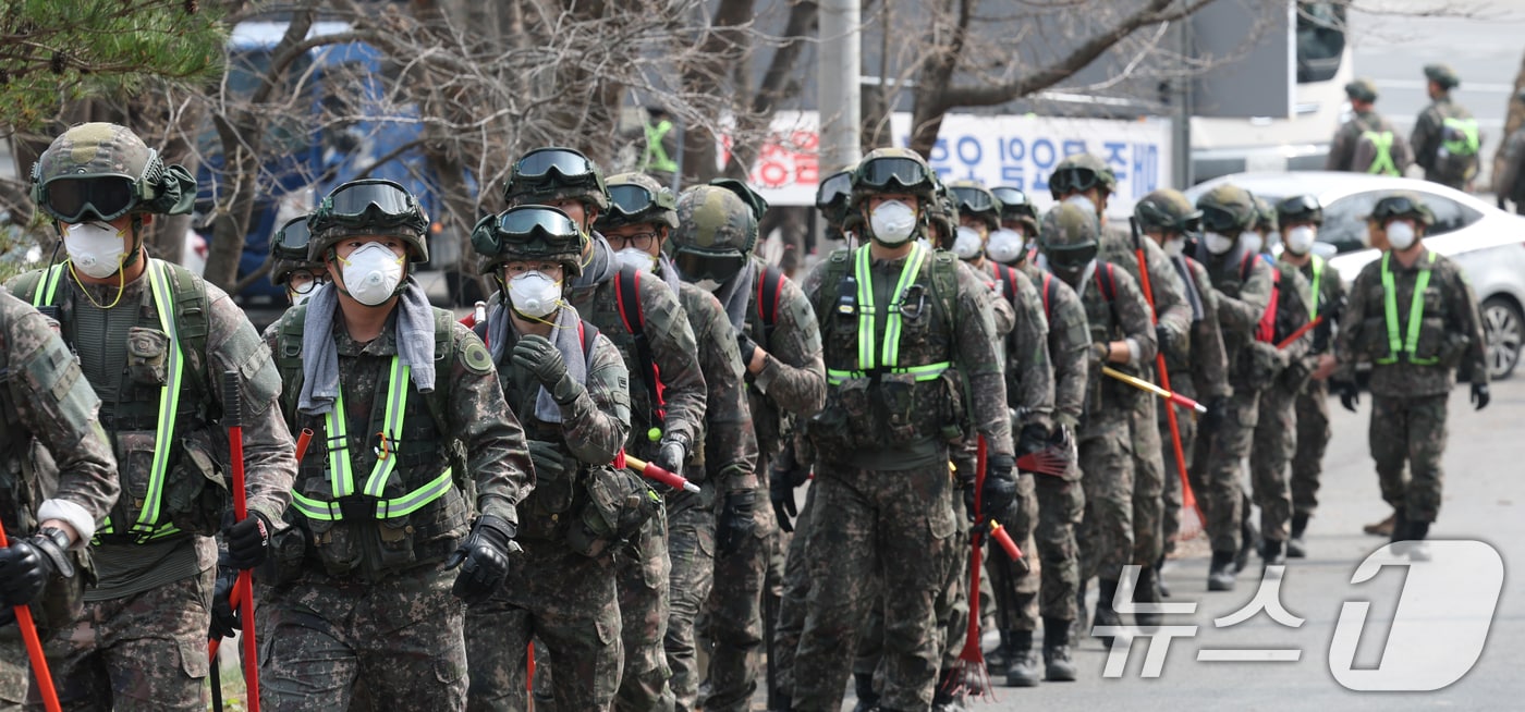경북 의성 산불이 엿새째 이어지고 있는 27일 오전 경북 의성군 방하리 일대 야산에서 육군 제50보병사단 및 제2신속대응사단 장병들이 잔불 제거 작전에 투입되고 있다. 2025.3.27/뉴스1 ⓒ News1 김영운 기자