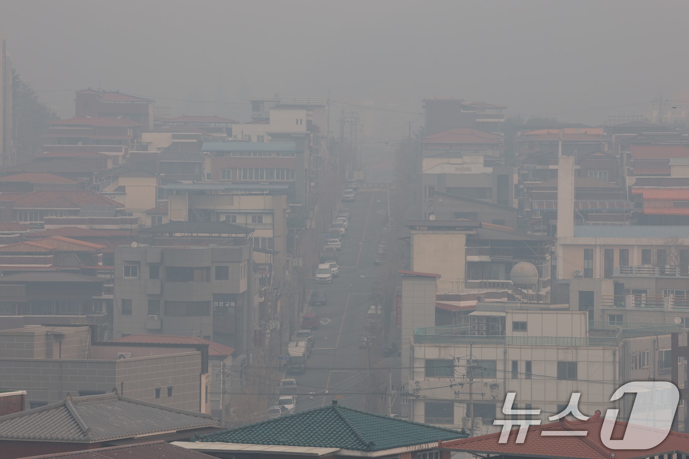 경북 의성 산불이 엿새째 이어지고 있는 27일 오전 경북 안동시내가 산불 연기로 뿌연 모습을 보이고 있다. 2025.3.27/뉴스1 ⓒ News1 김영운 기자