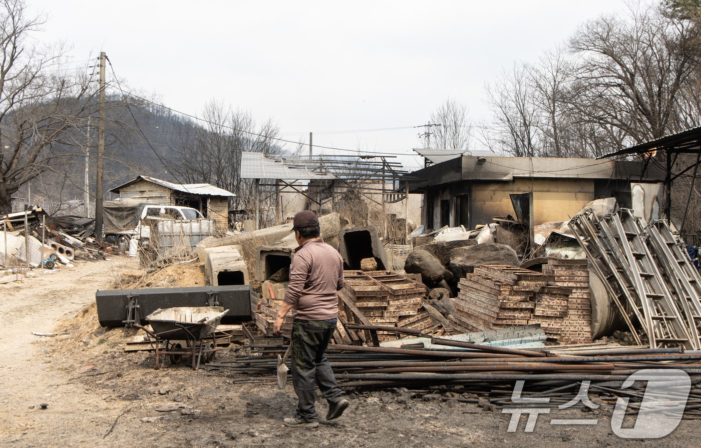 전국 곳곳에 산불이 이어지고 있는 27일 경북 의성군 동변1리마을 인근에서 산불 피해를 입은 주민이 발걸음을 옮기고 있다. 2025.3.27/뉴스1 ⓒ News1 이재명 기자