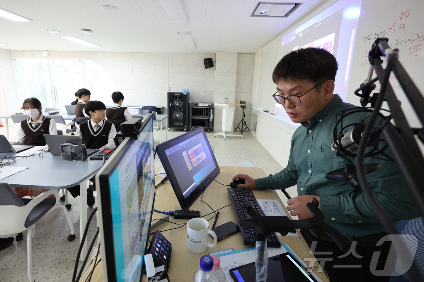 지난 5월 27일 오전 고교학점제 수업을 시행 중인 서울 관악구 당곡고등학교에서 '스마트콘텐츠 실무' 수업이 진행되고 있다. 2025.3.30/뉴스1 ⓒ News1 신웅수 기자
