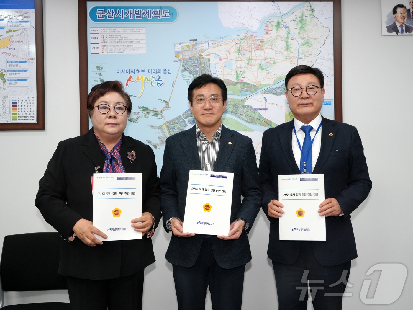 27일 문승우 전북자치도의장(오른쪽)이 신영대 국회의원(가운데)을 만나 군산항 관련 현안의 조속한 해결을 요청했다.(의회제공. 재판매 및 DB금지)2025.3.27/뉴스1