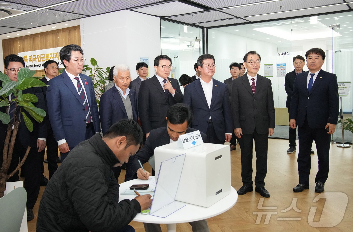 27일 전북자치도의회 기획행정위원회가 전북국제협력진흥원을 방문해 주요 추진 실적을 청취하고 있다.(의회제공. 재판매 및 DB금지)2025.3.27/뉴스1