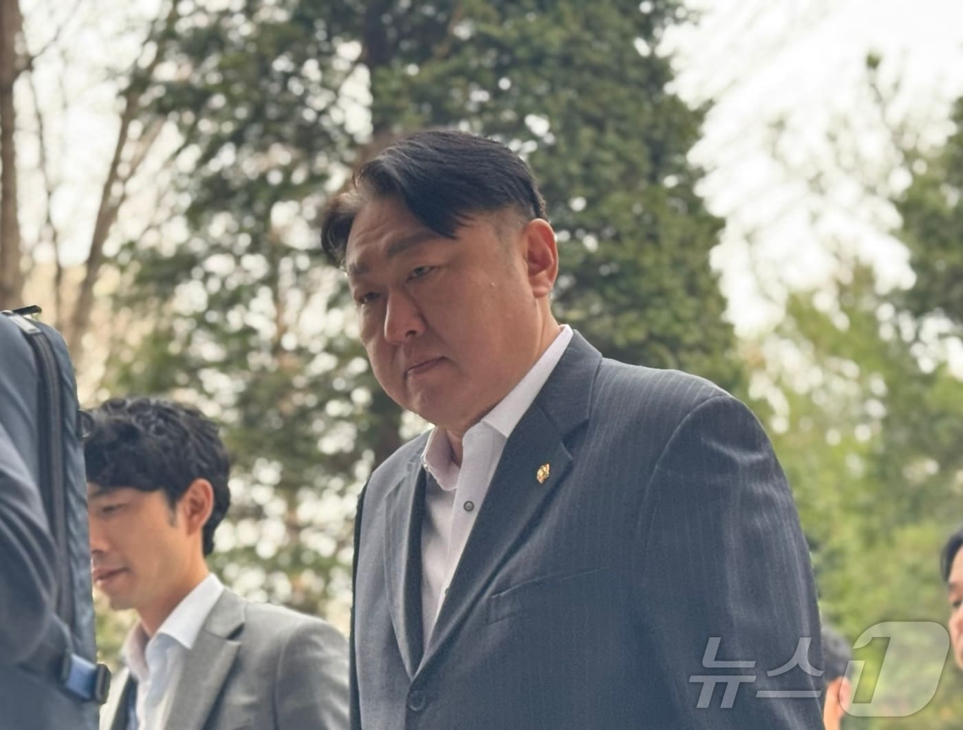 특정범죄 가중처벌 등에 관한 법률상 뇌물 혐의를 받는 국민의힘 출신 신충식(무소속·서구4)이 27일 오후 2시 10분쯤 인천시 미추홀구 인천지법 영장심사장에 구속 전 피의자 심문(영장실질심사)를 받기 위해 모습을 드러냈다.2025.3.27/뉴스1 ⓒ News1 박소영 기자