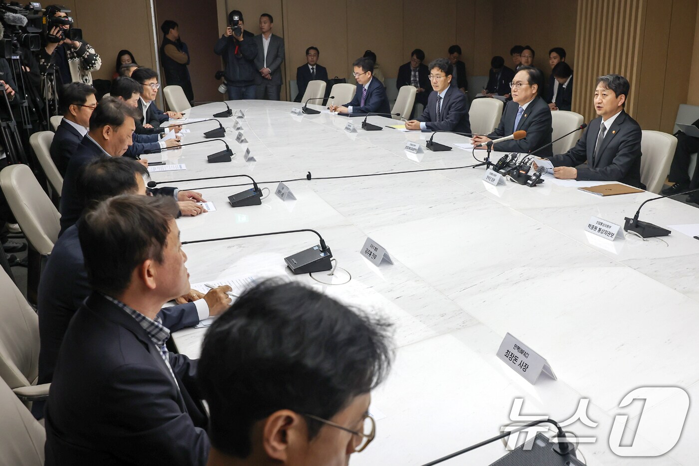 안덕근 산업통상자원부 장관이 지난달 27일 오후 서울 중구 대한상공회의소에서 열린 '자동차 관세 부과 민관 합동 긴급 대책회의'에 참석해 모두발언을 하고 있다. 이날 회의는 도널드 트럼프 미국 대통령이 오는 4월 3일부터 우리나라를 포함한 외국산 수입 자동차에 25 2025.3.27/뉴스1 ⓒ News1 민경석 기자