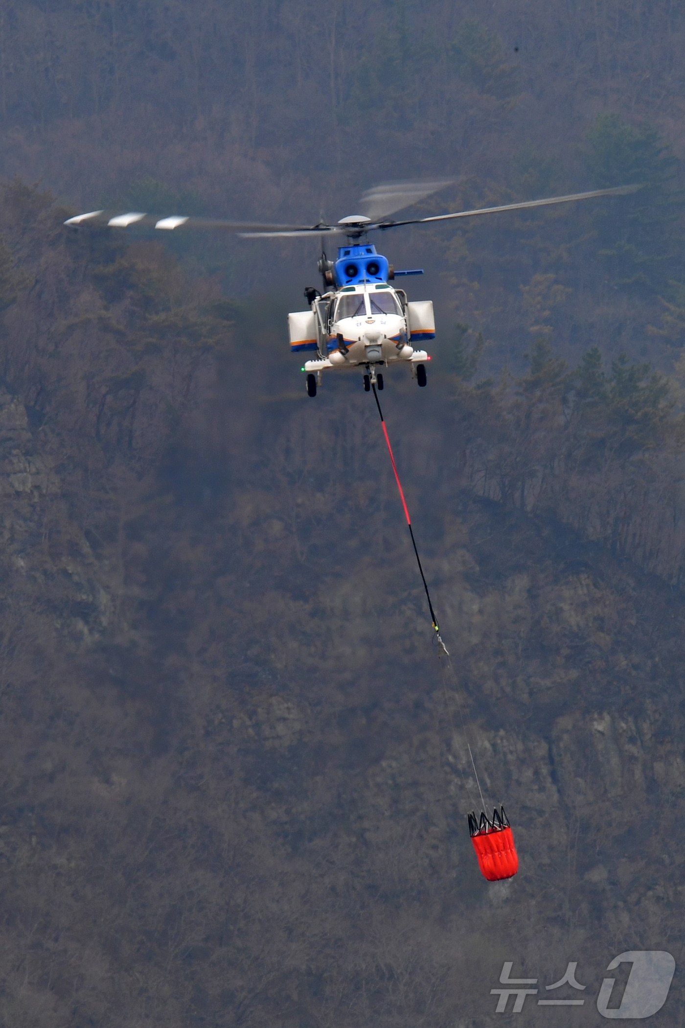 27일 경찰청 소속 수리온 헬기가 경북 영덕군으로 확산돤 산불 진화에 나서고 있다.   