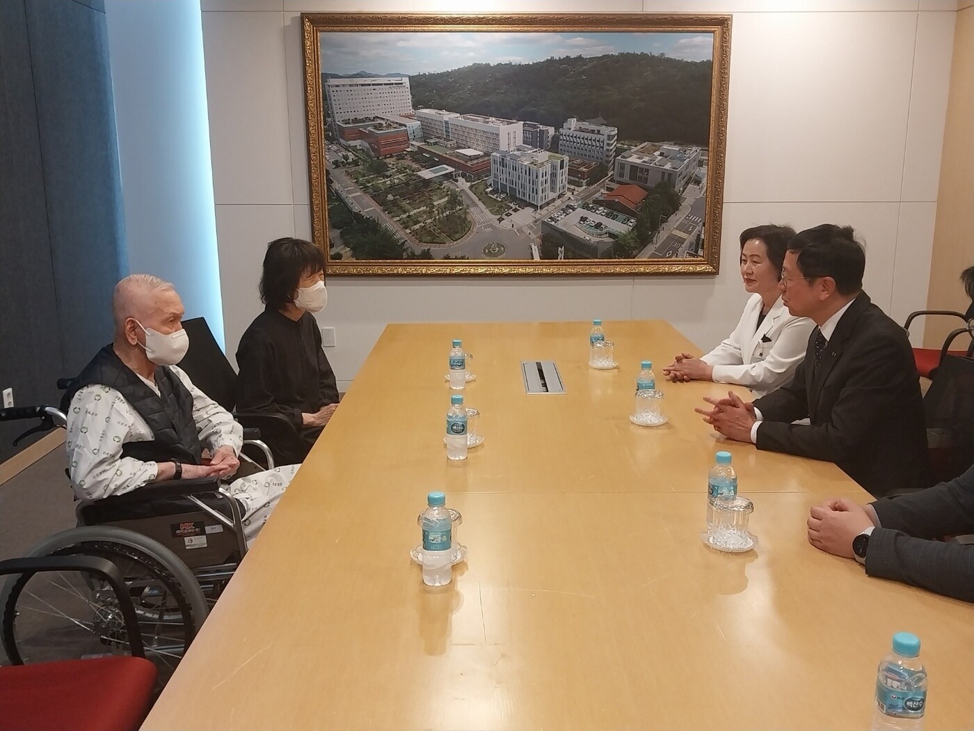 전종호 서울지방보훈청장이 27일 서울중앙보훈병원에서 서해수호 전사자 유족을 위문하고 있다.(서울지방보훈청 제공)