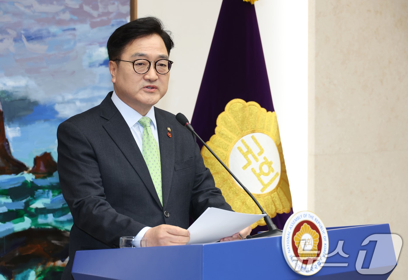 우원식 국회의장이 27일 오후 서울 여의도 국회에서 헌법재판소의 대통령 탄핵심판 선고 지체상황 등과 관련해 담화문을 발표하고 있다. 2025.3.27/뉴스1 ⓒ News1 이광호 기자