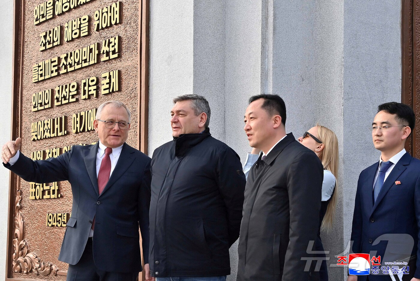 안드레이 루덴코 러시아 외무장관이 지난 15일 북한을 방문하고 있는 중 알렉산더 마체고라 주북한 러시아 대사(제일 왼쪽)의 안내를 받고 있다.2025.03.15. ⓒ 로이터=뉴스1