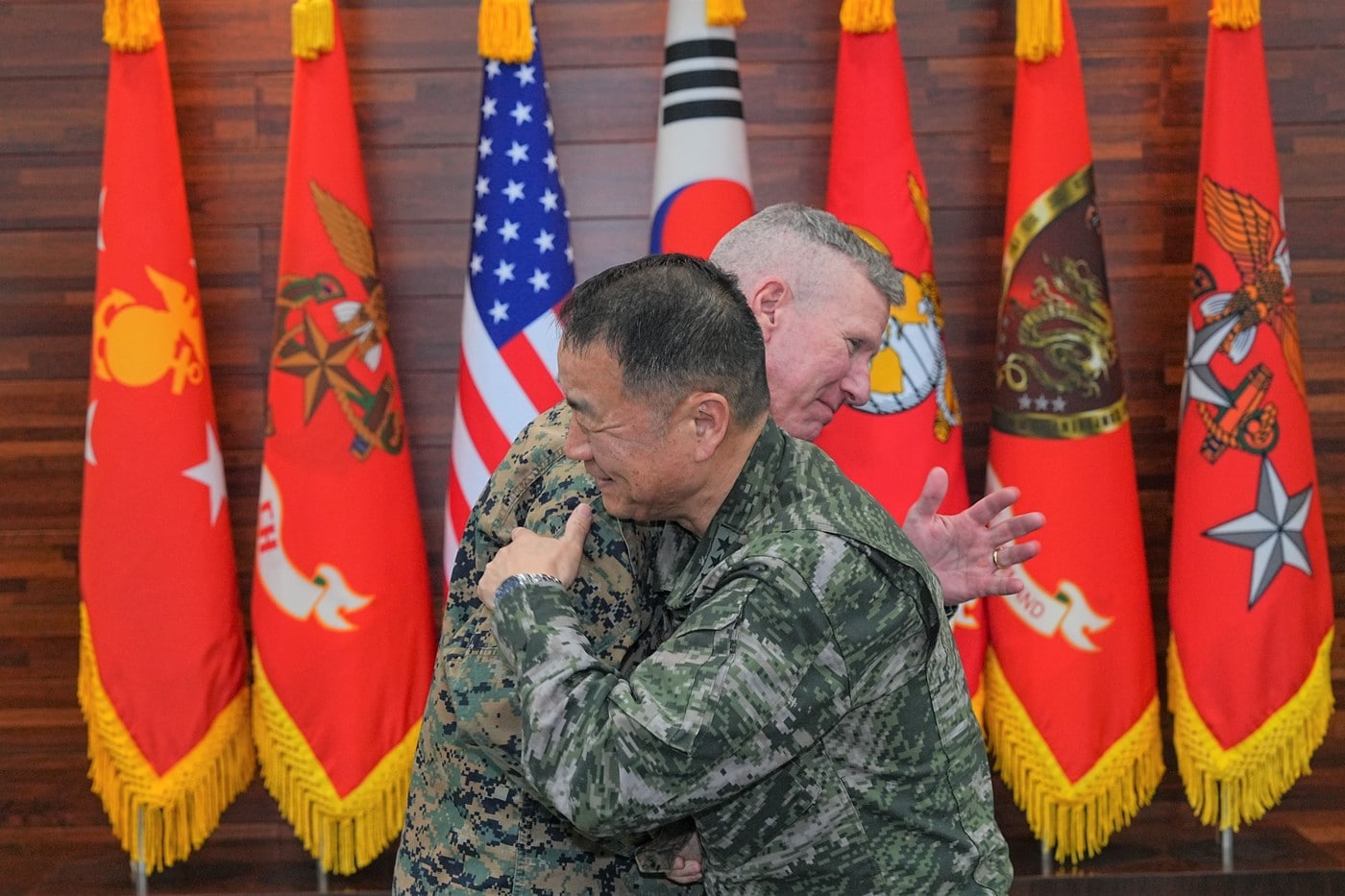 한미 해병대사령관이 전우애를 확인하며 포옹하고 있다.(해병대사령부 제공)