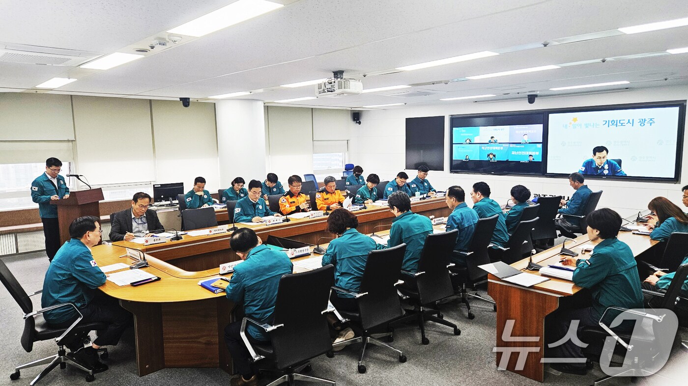 광주시가 27일 오후 고광완 행정부시장 주재로 제1차 지역재난안전대책본부 회의를 열고 있다.(광주시 제공. 재판매 및 DB 금지) 