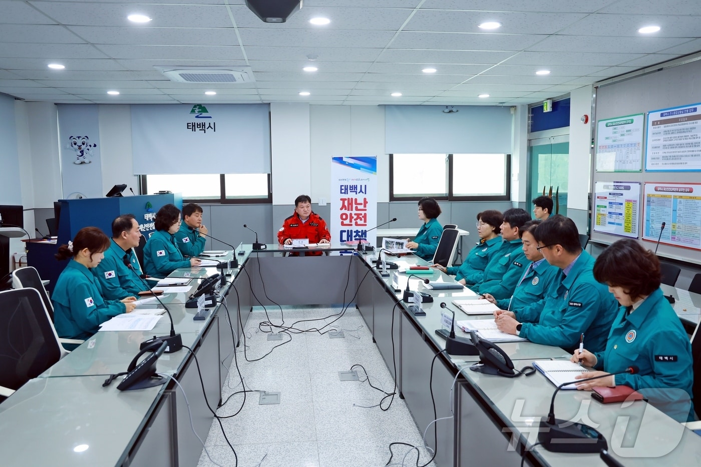김동균 강원 태백시 부시장이 지난 26일과 27일 시 재난상황실과 부시장실에서 인접지역인 경상권 산불상황에 따른 회의를 주재했다. (태백시 제공. 재판매 및 DB금지) 2025.3.27/뉴스1