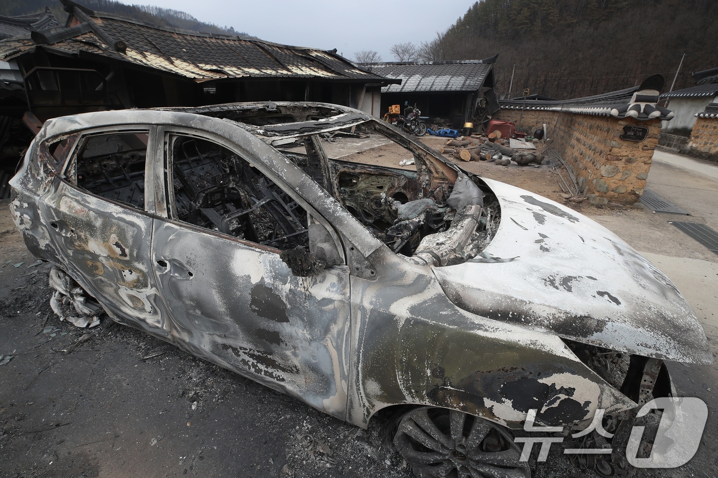 지난 27일 경북 청송군 경북 청송군 파천면 덕천마을에 산불이 번져 주택과 차량이 불에 타 있다. 경북 의성군에서 시작된 산불이 안동·청송·영양·영덕으로 번지며 엿새째 꺼지지 않고 있다. 2025.3.27/뉴스1 ⓒ News1 공정식 기자