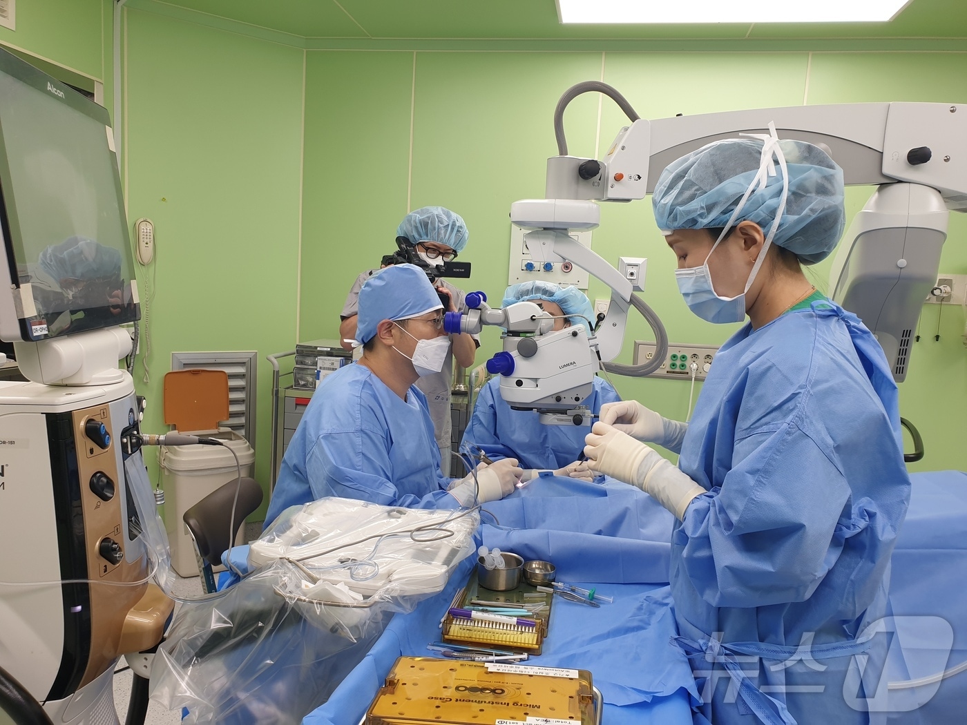 남상휴 인천 나은병원 안과 과장의 수술 모습&#40;인천 나은병원제공.재판매 및 DB금지&#41;
