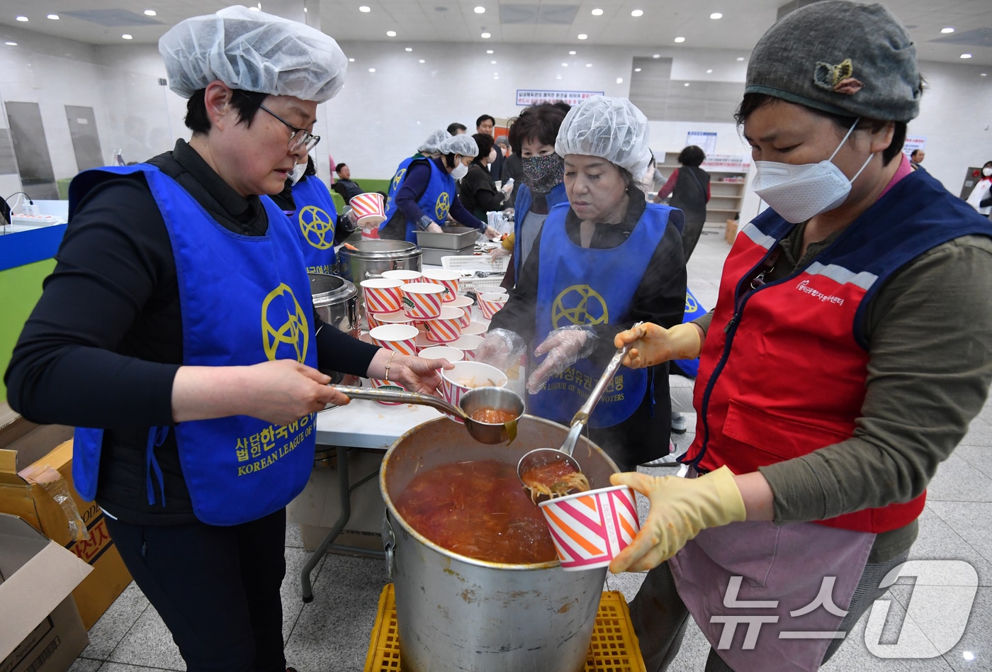지난 3월27일 영덕군 영덕읍 영덕국민체육센터에서 자원봉사자들이 산불 이재민들에게 줄 저녁을 준비하고 있다. (뉴스1 자료, 재판매 및 DB금지) ⓒ News1 최창호 기자