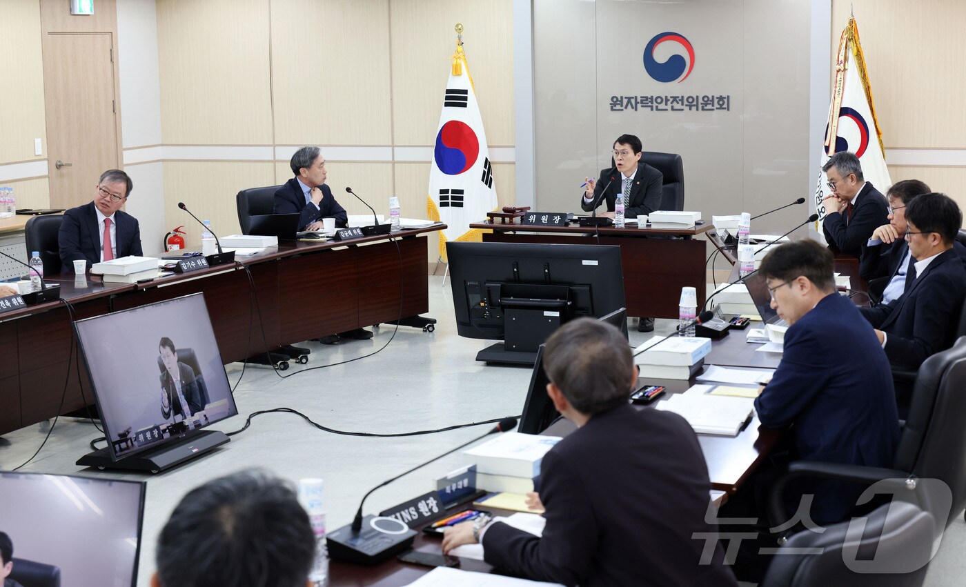 원안위는 27일 제210회 회의를 열고 원자력이용시설의 사고·고장 발생 시 보고·공개 규정 일부개정고시(안) 등 2개 안건을 심의·의결하고, 1개 안건을 보고받았다. (원안위 제공)/뉴스1