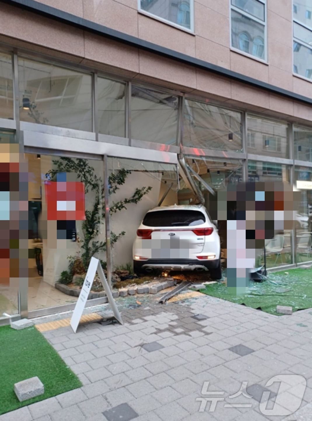 27일 오후 5시 27분께 경기 수원시 권선구의 한 카페로 차량이 돌진해 2명이 다쳤다. (사진=경기도소방재난본부)