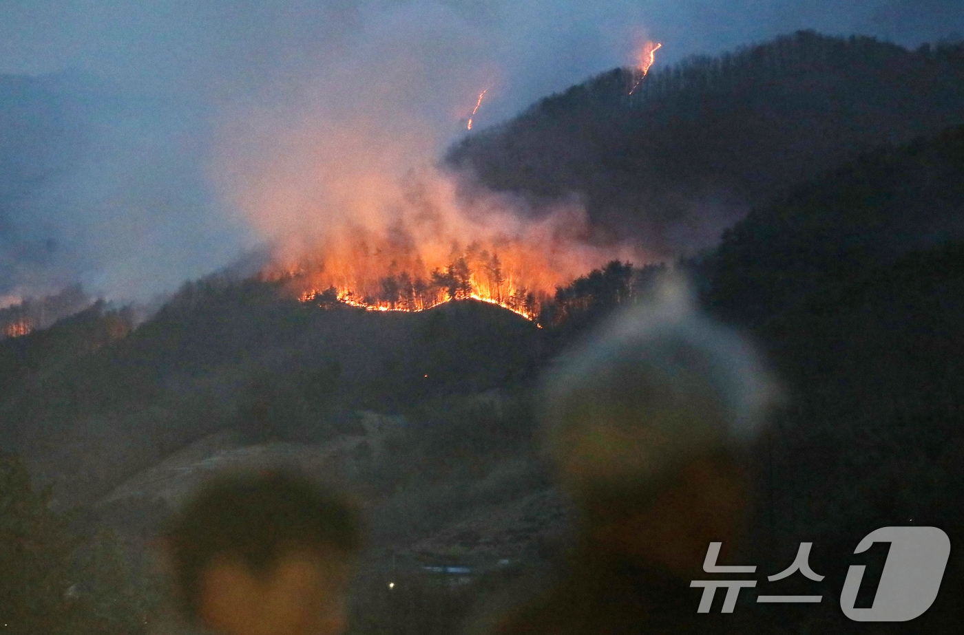 지리산과 인접한 산청군 시천면 동당마을 일대에 산불이 확산하고 있다. 2025.3.27/뉴스1 ⓒ News1 윤일지 기자