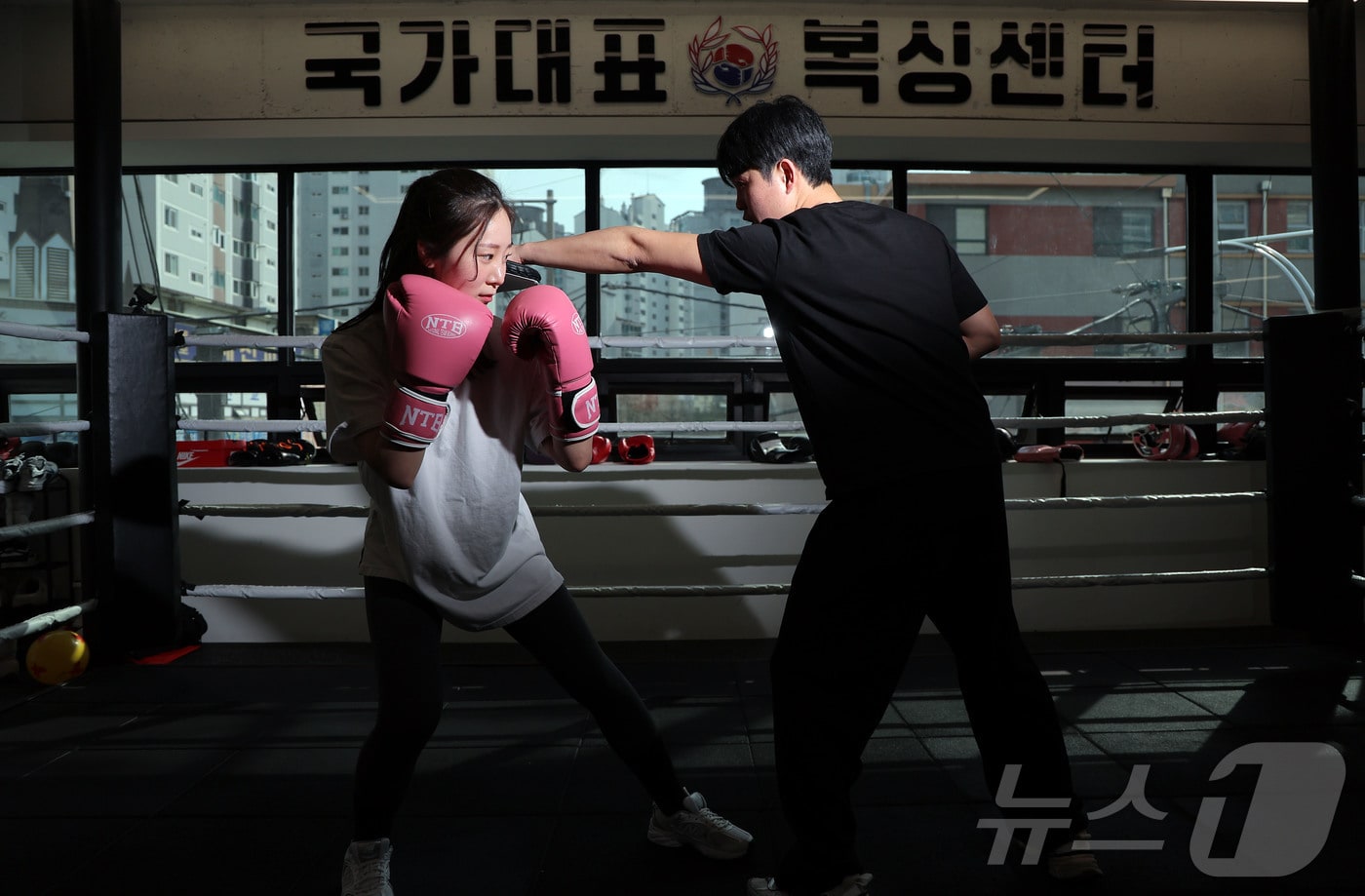 2014 인천 아시안게임 라이트플라이급 금메달리스트 신종훈 관장이 26일 오후 서울 광진구 뚝섬로 신종훈 국가대표 복싱센터에서 필라테스 강사이자 센터 관원인 변슬미 씨를 지도하고 있다. ⓒ News1 박정호 기자