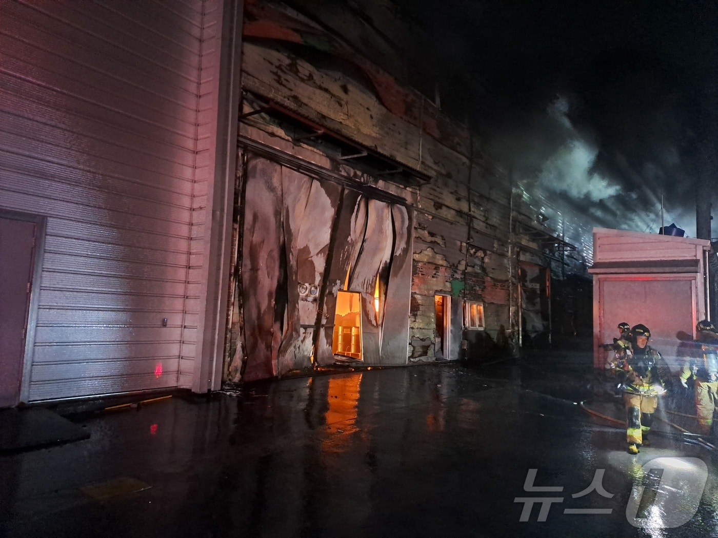 27일 오후 10시 29분께 전북자치도 군산시 비응도동 한 비철금속 재순환 공장에서 불이 났다.(전북소방 제공. 재판매 및 DB금지) 