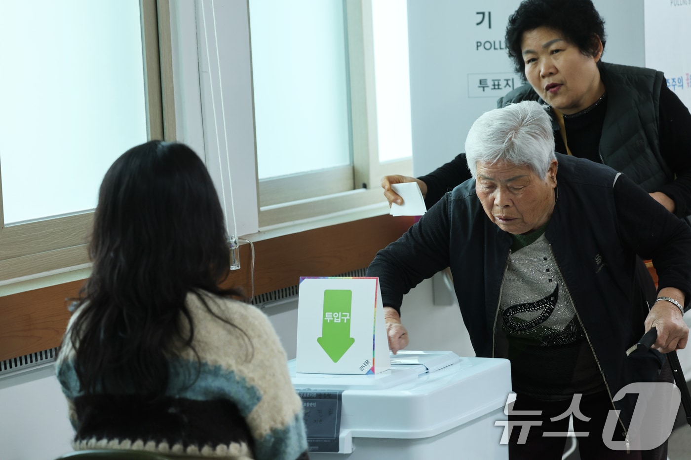 4·2 담양군수 재선거 사전투표 첫날인 28일 전남 담양군 봉산면주민센터에서 유권자들이 투표를 하고 있다. ⓒ News1 김태성 기자