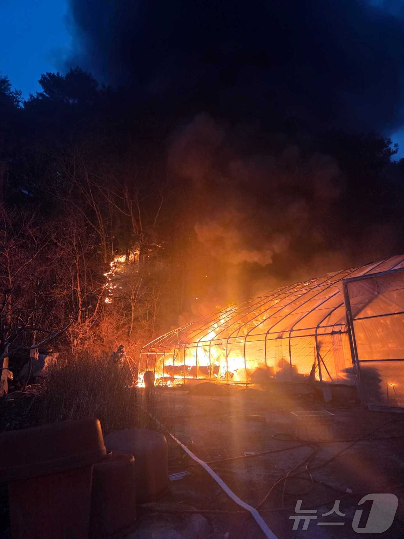 28일 오전 5시 49분쯤 강원 홍천군 내촌면 광암리의 한 사유림에서 발생한 산불이 57분 만인 오전 6시 46분쯤 진화했다. (강원특별자치도소방본부 제공. 재판매 및 DB금지) 2025.3.28/뉴스1 