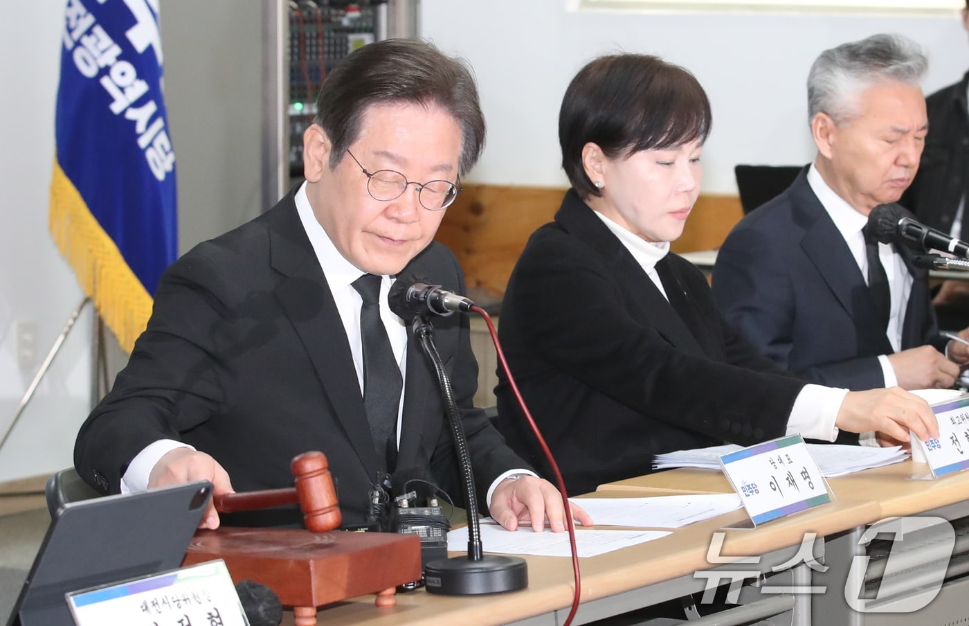 이재명 더불어민주당 대표가 28일 오전 대전시당에서 열린 현장 최고위원회 시작을 알리는 의사봉을 두드리고 있다. 이 대표 왼쪽은 전현희 최고위원. 2025.3.28/뉴스1 ⓒ News1 김기태 기자