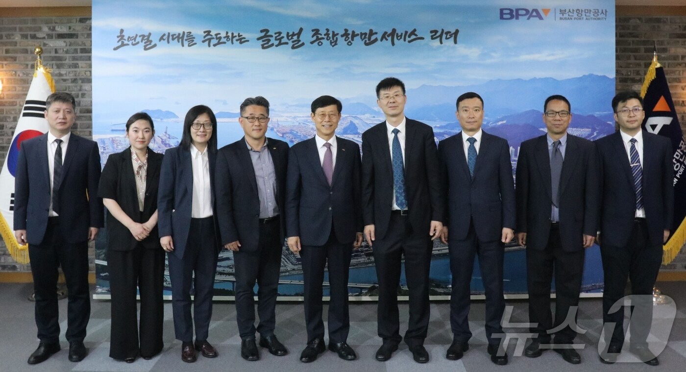 BPA와 닝보저우산항 사장단 관계자가 기념사진을 찍고 있다.(BPA 제공. 재판매 및 DB 금지)