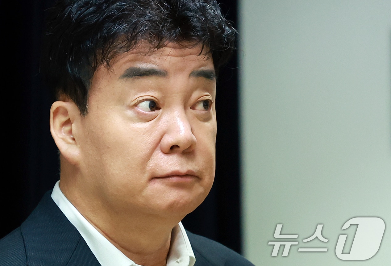 백종원 더본코리아 대표가 28일 서울 서초구 스페이스쉐어 강남역센터에서 열린 정기 주주총회에서 취재진 질문을 듣고 있다. 2025.3.28/뉴스1 ⓒ News1 김진환 기자