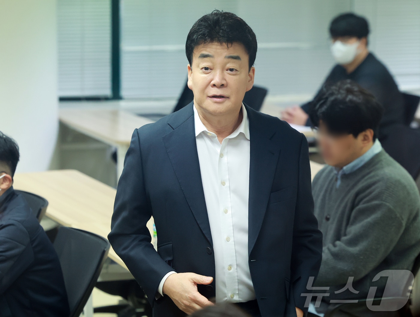 백종원 더본코리아 대표가 28일 서울 서초구 스페이스쉐어 강남역센터에서 열린 정기 주주총회에서 참석해 주주들을 바라보고 있다. 2025.3.28/뉴스1 ⓒ News1 김진환 기자