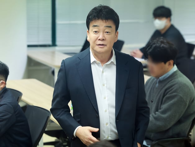 백종원 더본코리아 대표가 28일 서울 서초구 스페이스쉐어 강남역센터에서 열린 정기 주주총회에서 참석해 주주들을 바라보고 있다. 2025.3.28/뉴스1 ⓒ News1 김진환 기자