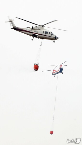 경남 산청·하동 산불 8일째인 28일 산청군 시천면 구곡산 일대에서 산불진화 헬기가 진화 작업을 벌이고 있다. 2025.3.28/뉴스1 ⓒ News1 윤일지 기자