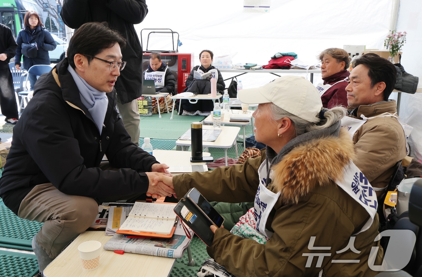 윤석열 대통령 파면을 촉구하며 14일간 단식 후 병원으로 이송된 김경수 전 경남도지사가 퇴원한 28일 서울 종로구 경복궁 인근 尹 파면 촉구 천막 농성장을 찾아 인사를 나누고 있다. 2025.3.28/뉴스1 ⓒ News1 임세영 기자