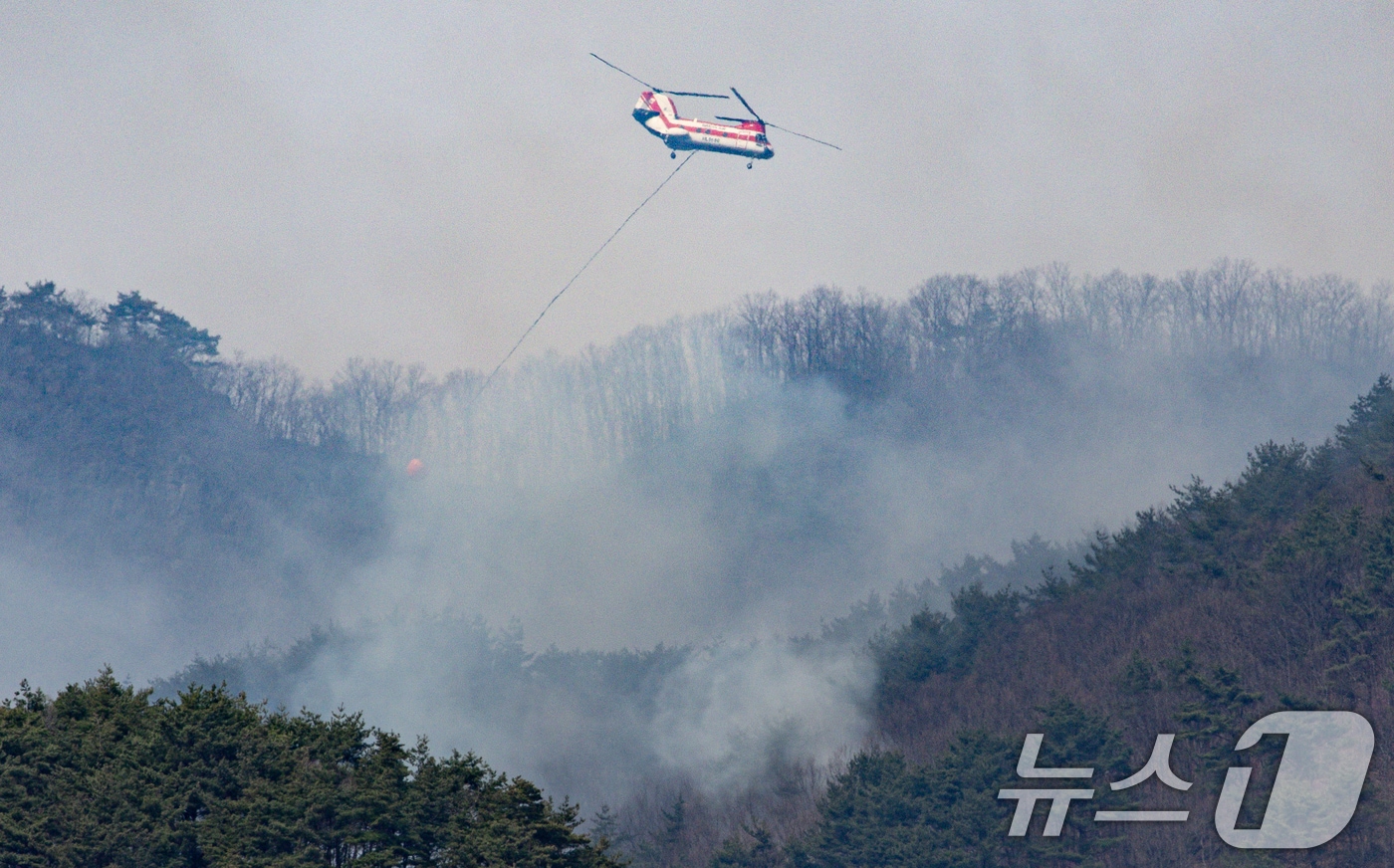 전국 곳곳에 산불이 발생하고 있는 28일 오전 경남 산청군 구곡산 일대에서 산불 진화 헬기가 진화 작업을 벌이고 있다. 2025.3.28/뉴스1 ⓒ News1 이재명 기자
