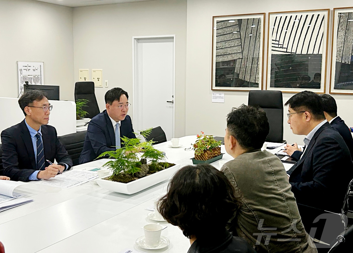 최병관 전북자치도 행정부지사(왼쪽)와 김태균 서울시 행정1부시장이 27일 서울시청에서 2036 하계올림픽 유치 성공을 위해 협력 강화 방안을 논의하고 있다.(전북자치도 제공. 재판매 및 DB금지)/뉴스1
