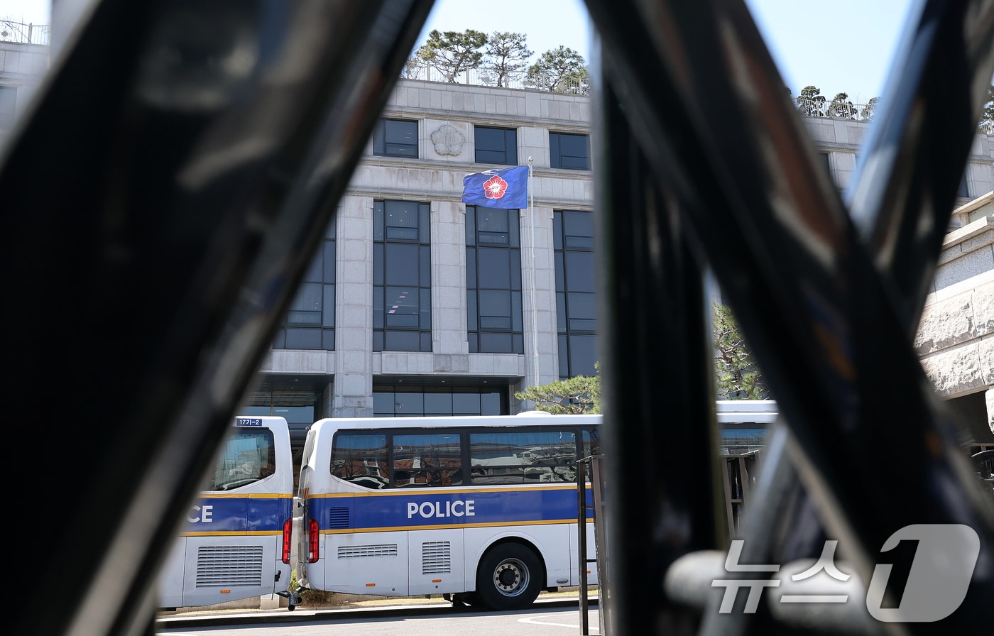 서울 종로구 재동 헌법재판소 정문 앞에 겹겹이 펜스가 세워져 있다. 2025.3.28 ⓒ 뉴스1 오대일 기자