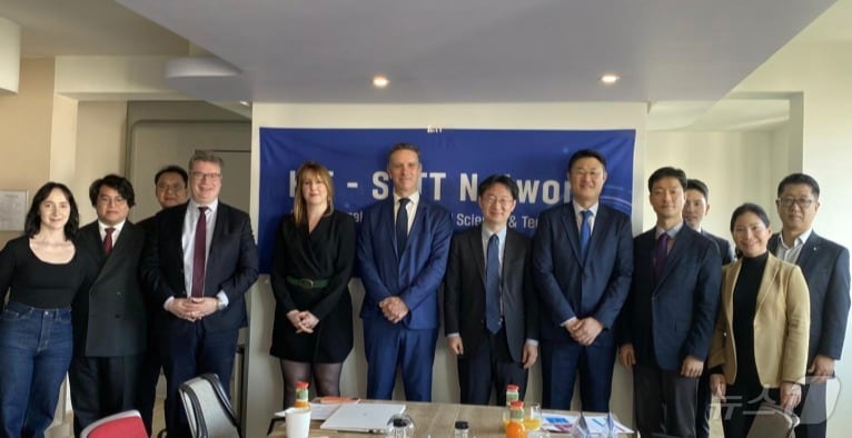  정희권 연구개발특구진흥재단 이사장&#40;앞줄 오른쪽 네번째&#41;이 파브히 레프브 SATT Network 회장&#40;왼쪽 다섯번째&#41;과 국제 공동연구 및 글로벌 기술사업화를 위한 업무협약을 체결한 뒤 기념사진을 찍고 있다. &#40;연구개발특구진흥재단 제공. 재판매 및 DB금지&#41; /뉴스1
