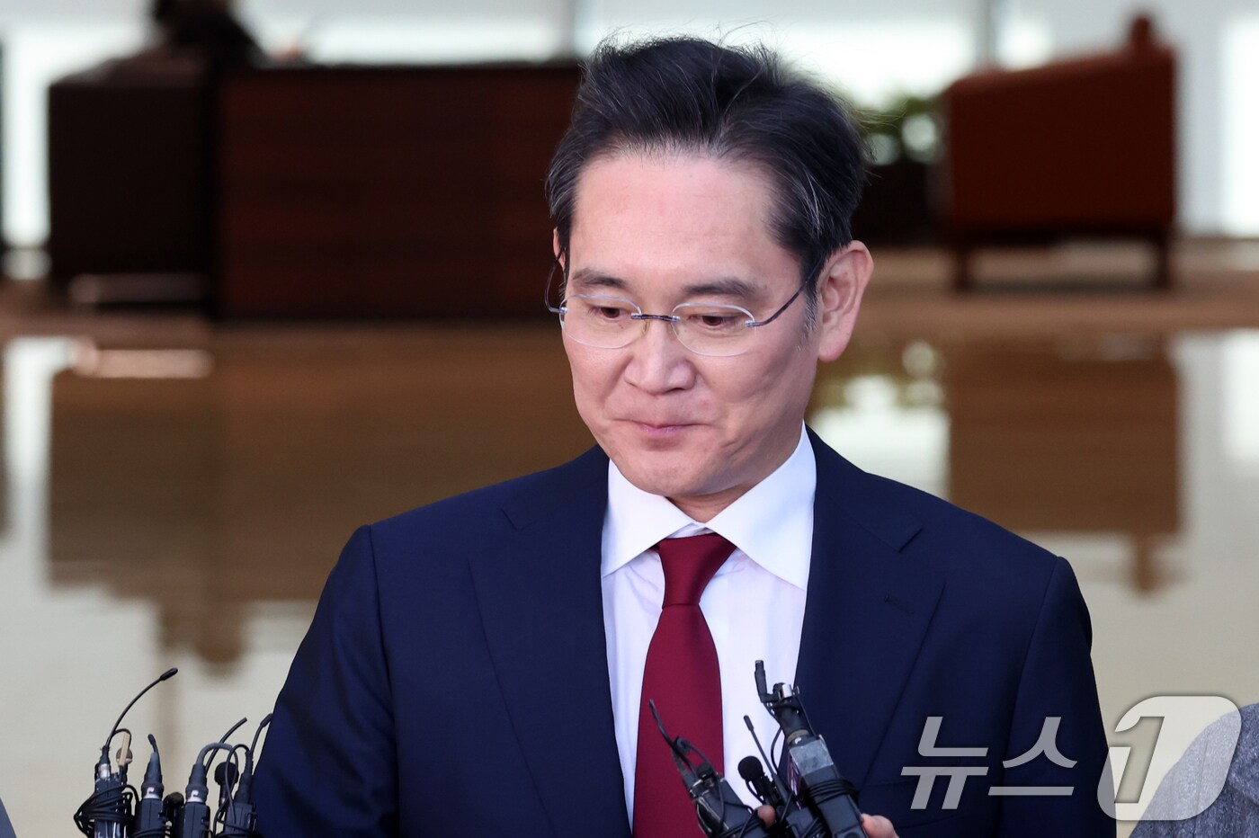 이재용 삼성전자 회장이 28일 오후 서울 강서구 서울김포비즈니스항공센터(SCBAC)에서 시진핑 중국 국가주석 회동 등 방중 일정을 마치고 귀국하고 있다. 2025.3.28/뉴스1 ⓒ News1 김명섭 기자