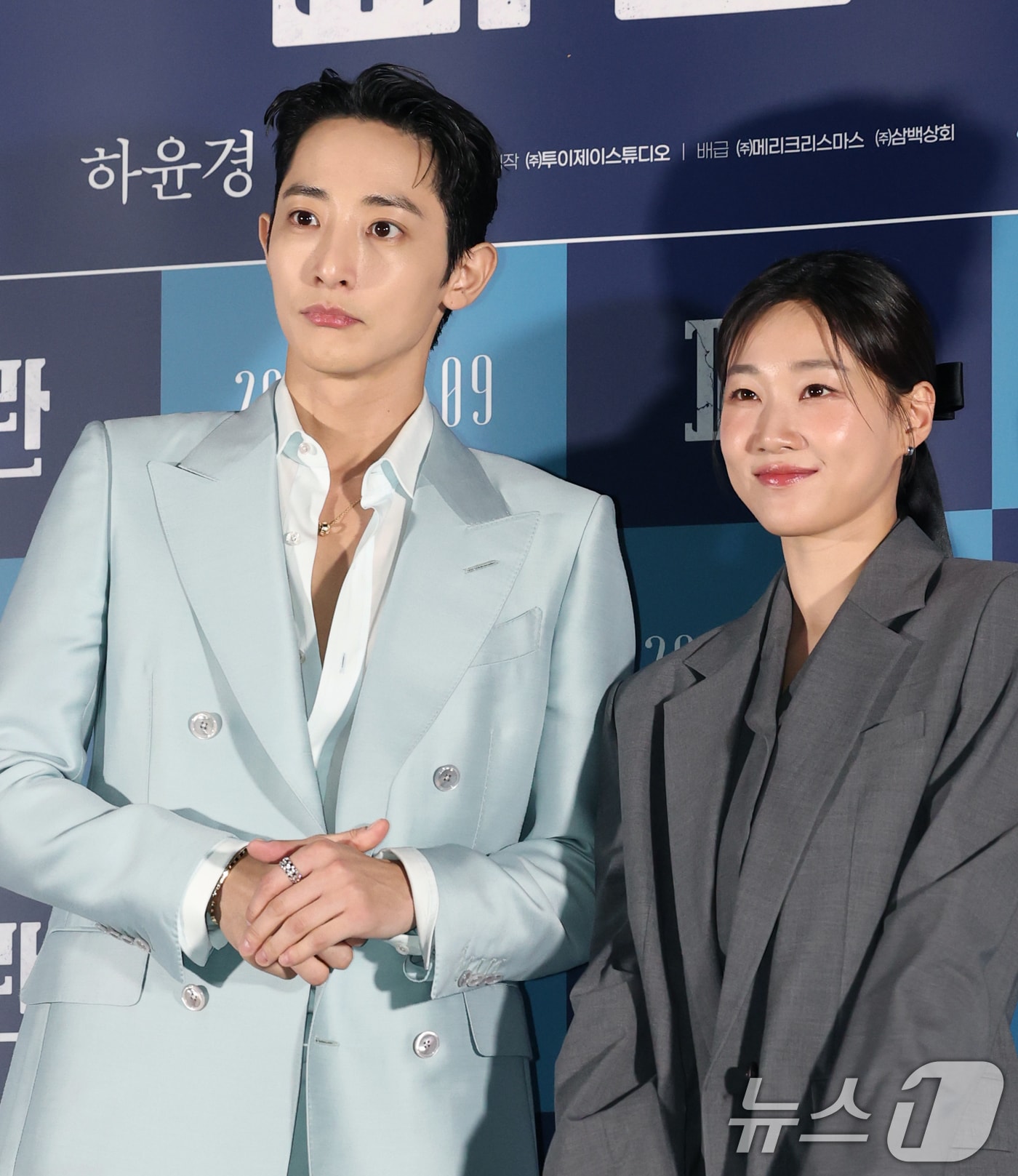 배우 이수혁과 하윤경(오른쪽)이 28일 서울 용산구 CGV용산아이파크몰에서에서 열린 미스터리 영화 '파란'(감독 강동인) 언론시사회에 참석해 포즈를 취하고 있다. '파란'은 뒤바뀐 가해자의 아들과 피해자의 딸, 가족의 죄로 죽지 못해 살던 두 사람이 진심으로 살고 싶어진 뜻밖의 동행을 그린 감성 미스터리다. 2025.3.28/뉴스1 ⓒ News1 권현진 기자