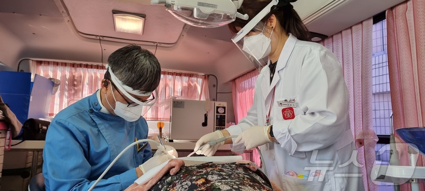 2022년 3월 울진 산불피해 당시 대한치과의사협회 회원이 의료봉사를 진행하고 있다/대한치과의사협회 제공