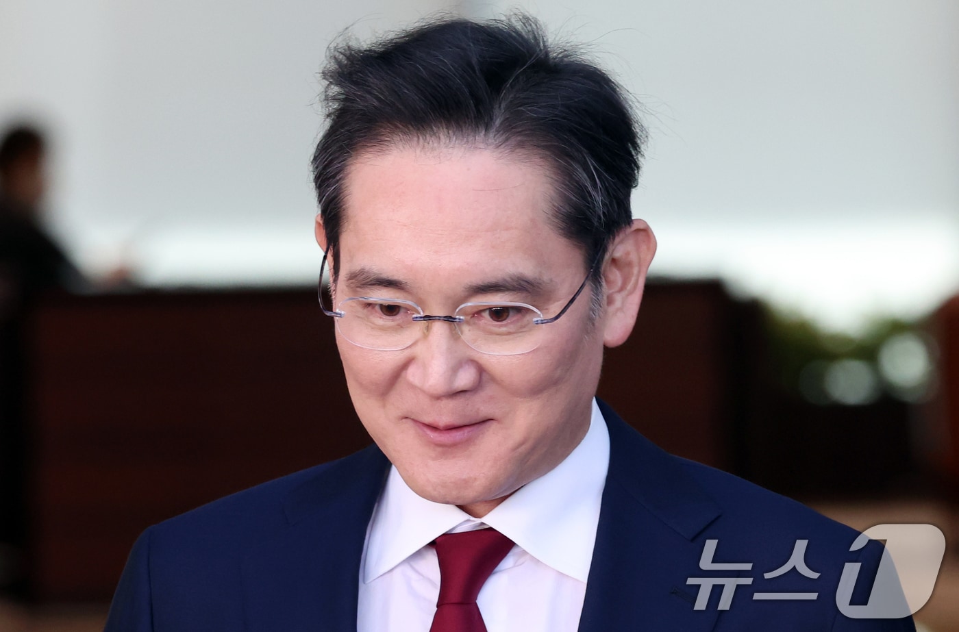 이재용 삼성전자 회장이 28일 오후 서울 강서구 서울김포비즈니스항공센터&#40;SCBAC&#41;에서 시진핑 중국 국가주석 회동 등 방중 일정을 마치고 귀국하고 있다. 2025.3.28/뉴스1 ⓒ News1 김명섭 기자