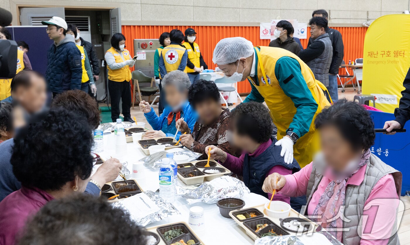 권영세 국민의힘 비상대책위원장이 28일 경북 안동시 안동체육관에 마련된 대한적십자사 재난구호급식소에서 배식 봉사를 하고 있다. 2025.3.28/뉴스1 ⓒ News1 이승배 기자